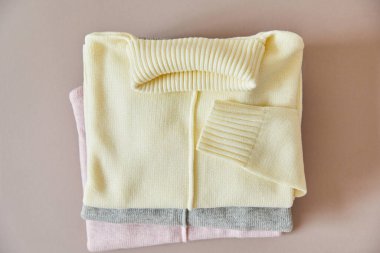 Pembe, bej ve gri örülmüş yumuşak kazak manzarası
