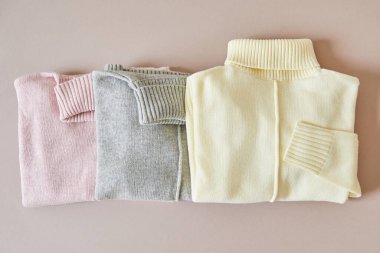 Pembe, bej ve gri örülmüş yumuşak kazak manzarası