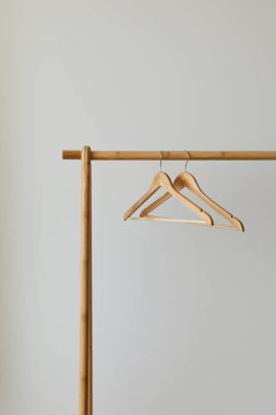 Boş askıların beyaz raflardaki izole edilmiş görüntüsünü kapat.