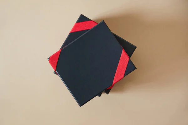 Bovenaanzicht Van Zwarte Geschenkdozen Met Rode Linten Beige Achtergrond — Stockfoto