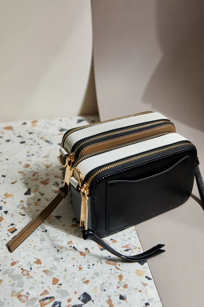Leren Handtassen Met Gouden Ritsen Marmeren Oppervlak Beige Ondergrond — Stockfoto