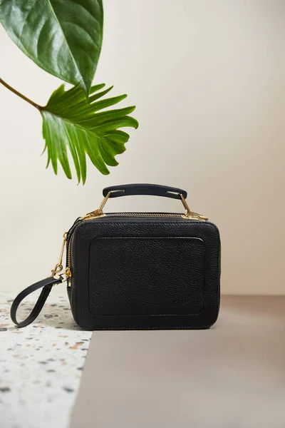 Bolso Mano Cuero Negro Con Cremalleras Doradas Superficie Mármol Sobre — Foto de Stock