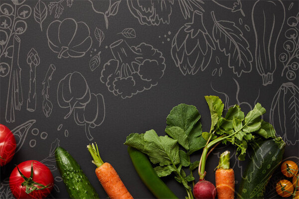 верхний вид сырых питательных вкусных овощей с зелеными листьями на черном фоне с иллюстрацией
