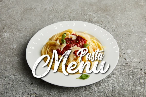 Velsmakende Bolognesepasta Med Tomatsaus Parmesan Hvit Plate Grå Bakgrunn Pastameny – stockfoto