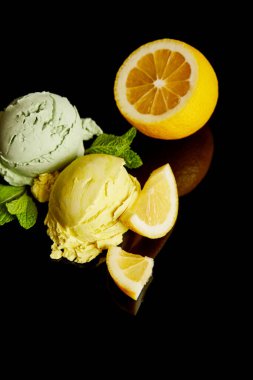Taze lezzetli limon ve siyah üzerine izole edilmiş naneli dondurma.