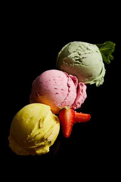Köstliche Eiskugeln Aus Zitrone Erdbeere Und Minze Isoliert Auf Schwarz — Stockfoto