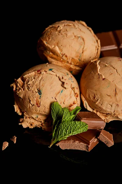 新鲜美味的巧克力冰淇淋 薄荷叶与黑色隔离 — 图库照片