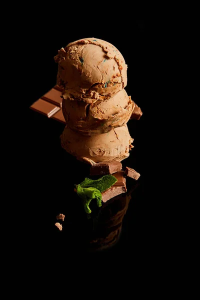 Helado Chocolate Delicioso Fresco Con Hojas Menta Aisladas Negro — Foto de Stock