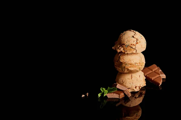 Delicioso Sorvete Chocolate Fresco Com Folhas Hortelã Isoladas Preto — Fotografia de Stock