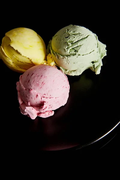 Deliciosas Bolas Helado Amarillo Rosa Verde Plato Aislado Negro —  Fotos de Stock