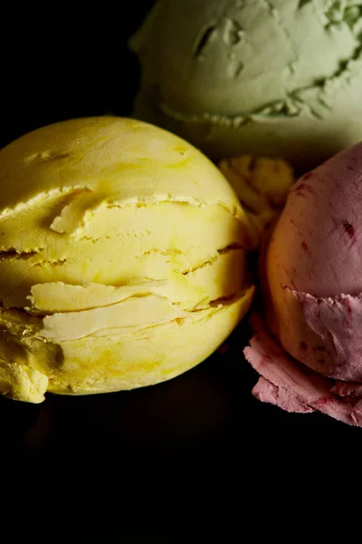 Siyah Üzerine Izole Edilmiş Lezzetli Sarı Pembe Yeşil Dondurma Toplarının — Stok fotoğraf