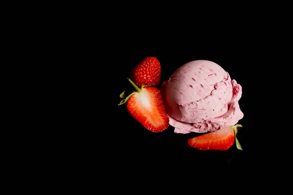 おいしいピンクストロベリーアイスと黒で隔離された新鮮な果実 — ストック写真