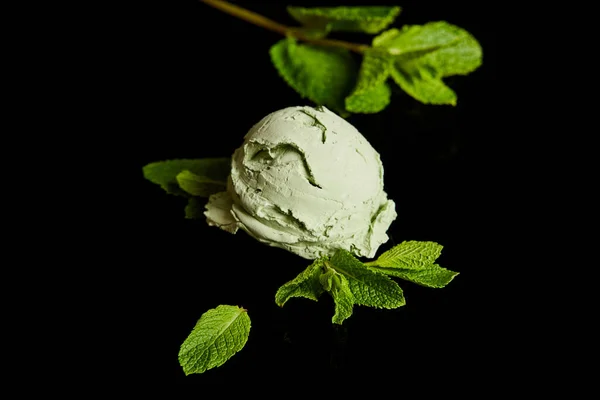 新鲜美味的绿色薄荷冰淇淋 叶子与黑色隔离 — 图库照片