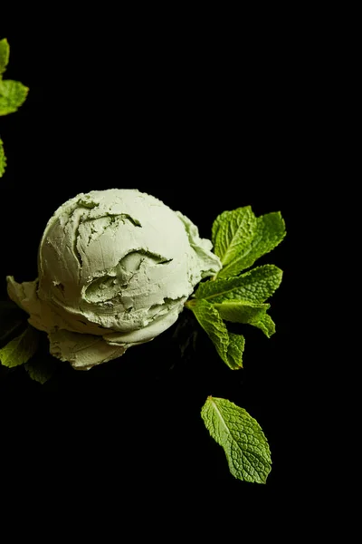 Świeże Pyszne Zielone Lody Miętowe Liśćmi Wyizolowanymi Czarno — Zdjęcie stockowe