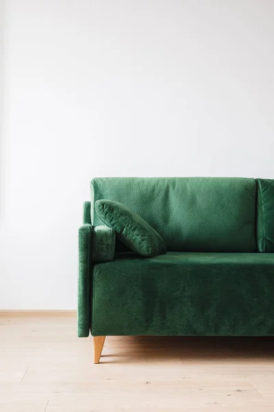 Vue Rapprochée Canapé Vert Moderne Avec Oreiller Dans Chambre — Photo