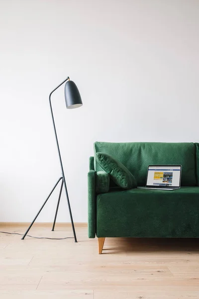 Kiew Ukraine April 2020 Grünes Sofa Mit Kissen Und Laptop — Stockfoto