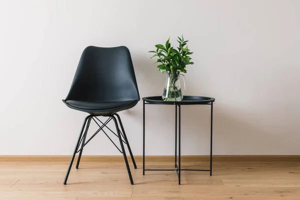 现代椅子附近有绿色植物的黑咖啡桌 — 图库照片