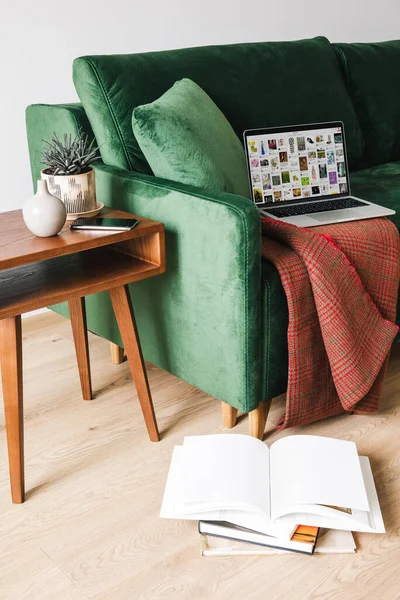 Kyiv Ukraine April 2020 Green Couch Blanket Laptop Pinterest Website — 스톡 사진