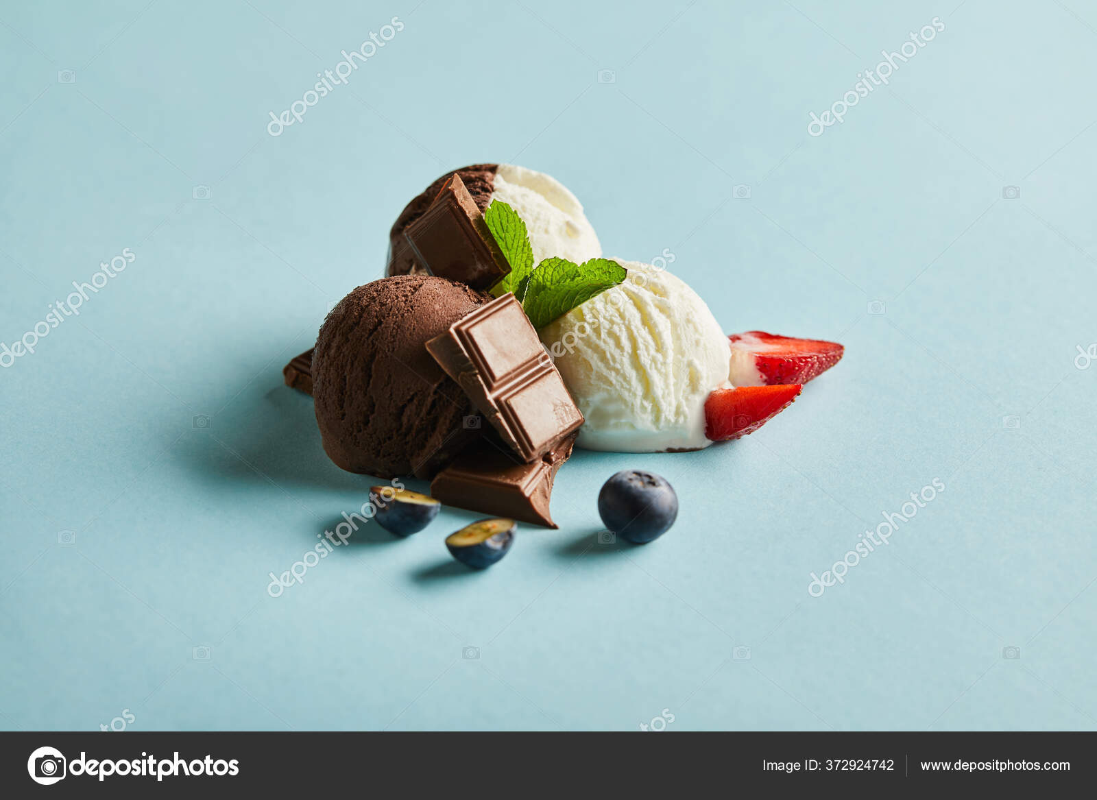 Leckeres Braunes Und Weißes Eis Mit Beeren Schokolade Und Minze