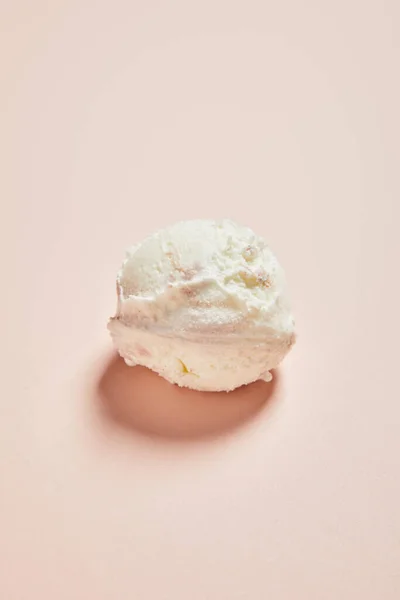 粉色背景的新鲜美味冰淇淋球的顶部视图 — 图库照片