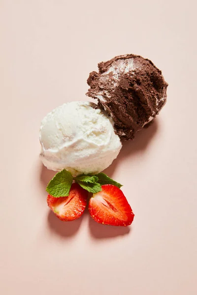 Vrchní Pohled Čerstvé Chutné Bílé Čokoládové Zmrzlinové Koule Mátou Jahodovým — Stock fotografie