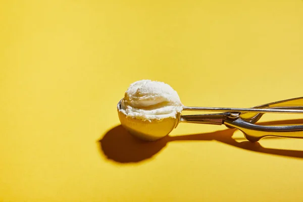 Boule Crème Glacée Savoureuse Fraîche Cuillère Sur Fond Jaune — Photo