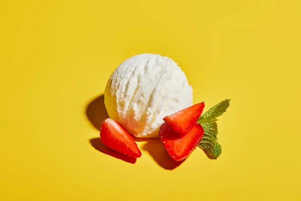 Frische Leckere Eiskugel Mit Minzblättern Und Erdbeere Auf Gelbem Hintergrund — Stockfoto