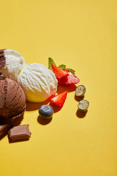 Sabroso Helado Marrón Blanco Con Bayas Chocolate Menta Sobre Fondo —  Fotos de Stock