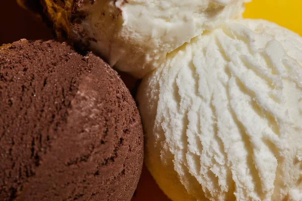 Vista Vicino Del Gustoso Gelato Marrone Bianco — Foto Stock