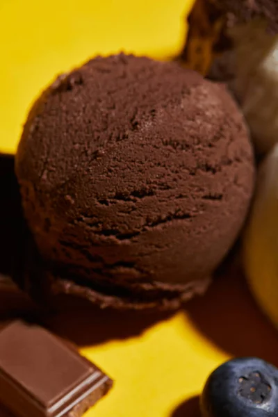 Vue Rapprochée Savoureuse Crème Glacée Brune Aux Myrtilles Chocolat — Photo