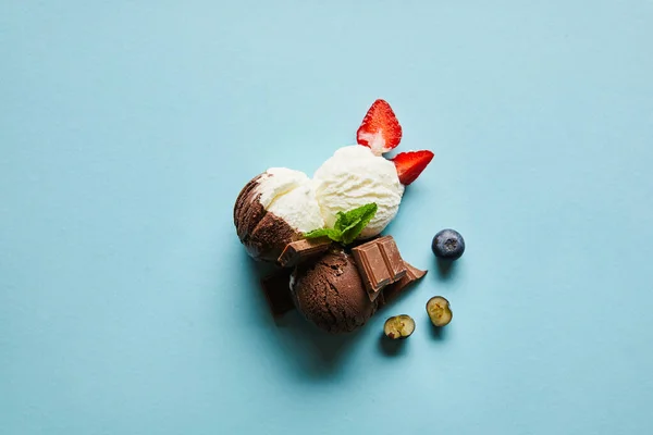 Bovenaanzicht Van Smakelijk Bruin Wit Ijs Met Bessen Chocolade Munt — Stockfoto