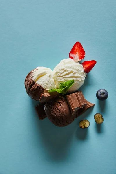 Draufsicht Auf Leckeres Braunes Und Weißes Eis Mit Beeren Schokolade — Stockfoto