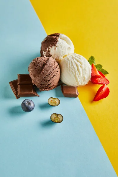 Tasty Brown White Ice Cream Berries Chocolate Mint Blue Yellow — Stock Photo, Image