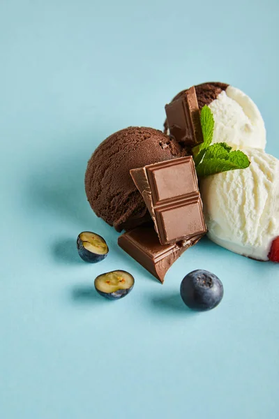 Gustoso Gelato Marrone Bianco Con Mirtilli Cioccolato Menta Sfondo Blu — Foto Stock