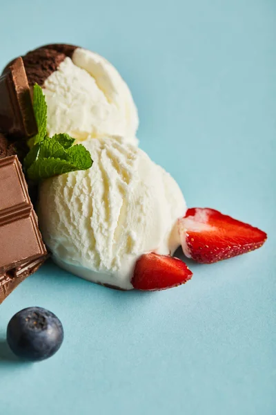 Vista Cerca Sabroso Helado Marrón Blanco Con Bayas Chocolate Menta —  Fotos de Stock