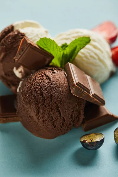 Messa Fuoco Selettiva Gustoso Gelato Marrone Bianco Con Bacche Cioccolato — Foto Stock