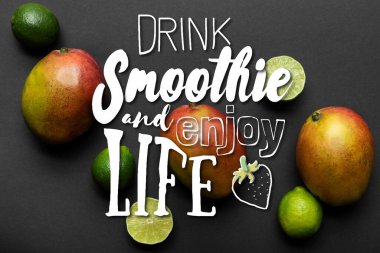 Olgun limon ve siyah arka planda mango manzarası, smoothie için ve hayat çiziminin tadını çıkarın.