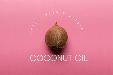 Pembe arka planda hindistan cevizi yağlı resimle tüm hindistan cevizi manzarası