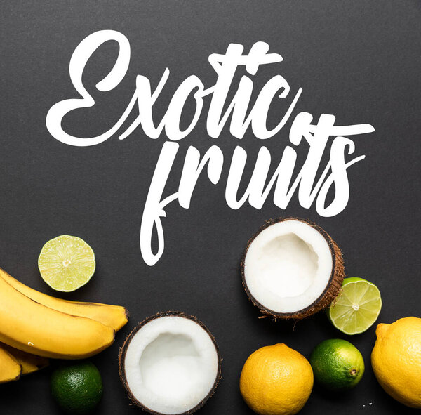 верхний вид спелых тропических фруктов на черном фоне с иллюстрацией экзотических фруктов
