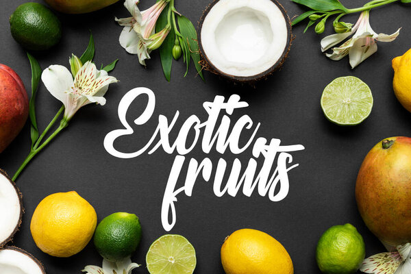 верхний вид спелых тропических фруктов с цветами альстромерии на черном фоне с иллюстрацией экзотических фруктов
