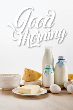 Tahta masadaki taze organik süt ürünleri ve yumurtalar beyaza izole edilmiş, günaydın illüstrasyon.
