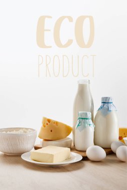 Tahta masadaki taze organik süt ürünleri ve yumurtalar beyaza izole edilmiş ve ekolojik ürün örnekleriyle izole edilmiş.