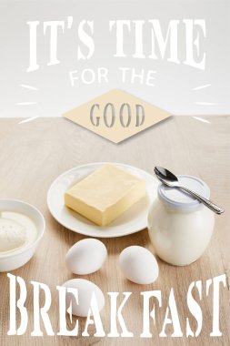 Lezzetli organik süt ürünleri ve yumurtalar ahşap masa üzerinde izole edilmiş beyaz, iyi bir kahvaltı illüstrasyonu zamanı.