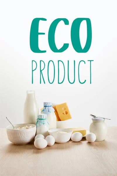 エコプロダクトイラストで白で隔絶された木製テーブルの上のおいしい有機乳製品と卵 — ストック写真