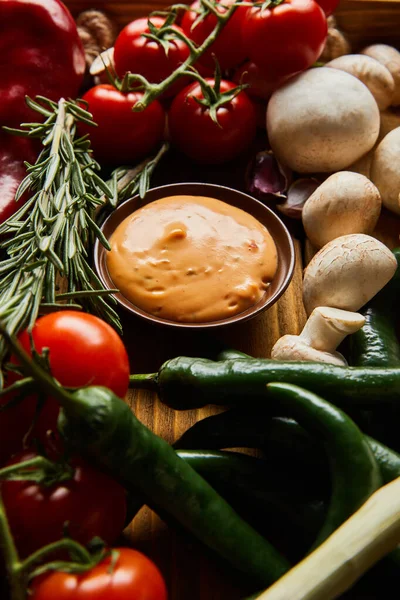 Deliziosa Salsa Ciotola Vicino Verdure Mature Fresche — Foto Stock
