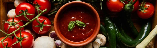 Draufsicht Auf Köstliche Tomatensauce Schüssel Der Nähe Von Frischem Reifem — Stockfoto