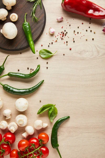 Felülnézet Ízletes Friss Érett Zöldségek Fűszerek Fűszerek Gombák Asztalon — Stock Fotó