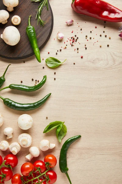 Vista Superior Deliciosas Verduras Frescas Maduras Hierbas Especias Champiñones Mesa — Foto de Stock