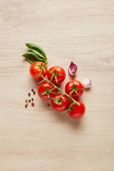 Vista Superior Deliciosos Tomates Especiarias Mesa Madeira — Fotografia de Stock