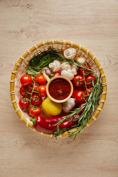 Вид Вкусный Томатный Соус Свежими Зрелыми Овощами Корзине Деревянном Столе — стоковое фото